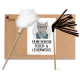 Kartonverpackung mit zwei Katzenspielzeugen: einem Federwedel und einem Lederquast, beschriftet mit "KATER KASIMIR FEDER- & LEDERWEDEL."