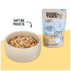 Eine beige Schüssel gefüllt mit feuchtem Katzenfutter neben einem Beutel mit der Aufschrift 'DOGS'n TIGER', der frischen Lachs mit Ei und Kürbis zeigt, mit dem Hinweis '70% Lachs & Ei.'