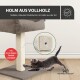 Ein verspieltes graues Kätzchen streckt sich nach einem stabilen, mit Sisal umwickelten Kratzbaum mit einem plüschigen Sockel, beschriftet mit "HOLM AUS VOLLLHOLZ."