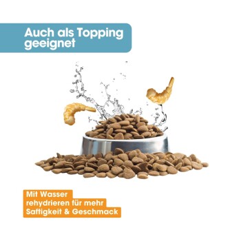 Silberner Napf mit Trockenfutter und Garnelen im Wasser; Text: "Auch als Topping geeignet" und "Mit Wasser rehydrieren für mehr Saftigkeit & Geschmack."