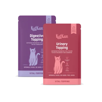 Vier KatKare-Katzenergänzungsbeutel: Shiny Coat (grün), Immuno (türkis), Digestive (lila) und Urinary (rot) Topping-Packungen.