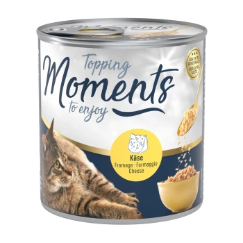 Topping Powder Ser 8x35 g Puszka karmy dla kotów oznaczona "Moments Topping to enjoy", z tabby kotem i miską jedzenia, z wyróżnionym napisem "Käse" (ser).