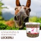 Nahaufnahme einer Pferdenase am Gras neben einem Eimer Supravit Vital Mix; sichtbarer Text 'schmackhaftes & vitaminreiches LECKERLI'
