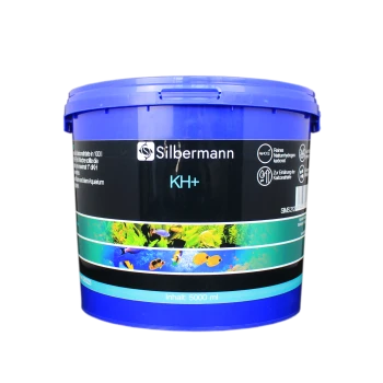 Blauer Behälter von Silbermann KH++, einem Wasseraufbereiter für Aquarien, beschriftet mit "Inhalt: 5000 ml" und aquatischen Bildern.
