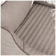 Eine Nahaufnahme eines weichen, beigen Haustierbettes mit einem gesteppten Design, einer glatten, plüschigen Oberfläche und kontrastierenden dunklen Kanten.