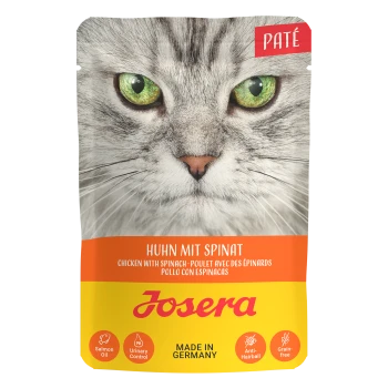 Katze-Futterbeutel mit einem Nahaufnahme des Gesichts einer Katze, beschriftet mit "Huhn mit Spinat" und "Josera," hergestellt in Deutschland.