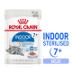 Nourriture pour chats Royal Canin Indoor Sterilised pour les chats de plus de 7 ans, avec un chat gris sur l'emballage, avec le texte "85 g/r" et "Gelée".