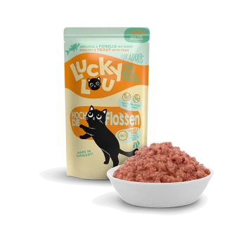 Een zak Lucky Lou kattenvoer met gevogelte, forel en peer, plus een kom. Hoogtepunten: graanvrij, geen toegevoegde suiker, 96% vlees en vis.
