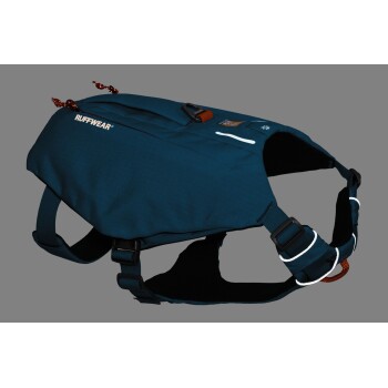 Ein blaues Hundegeschirr von Ruffwear, mit verstellbaren Riemen, reflektierenden Akzenten und einem gepolsterten Innenraum für Komfort.