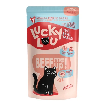 Bunte "Lucky Lou" Tierfuttertüte mit einer schwarzen Katze, Rindfleisch mit Zucchini, getreidefrei, 96% Fleisch, und Text "BEEF me up!" und "Hergestellt in Deutschland!"