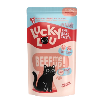 Bunte "Lucky Lou" Tierfuttertüte mit einer schwarzen Katze, Rindfleisch mit Zucchini, getreidefrei, 96% Fleisch, und Text "BEEF me up!" und "Hergestellt in Deutschland!"