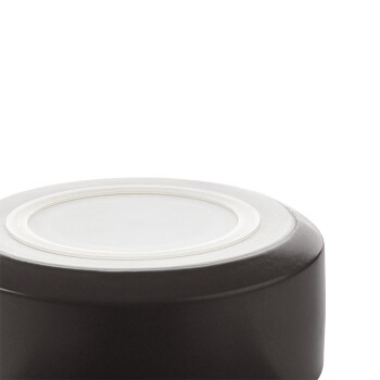 Schwarzer Futternapf für Haustiere mit einem weißen Rand, von oben betrachtet, zeigt eine glatte Oberfläche und keinen sichtbaren Text oder Etiketten.