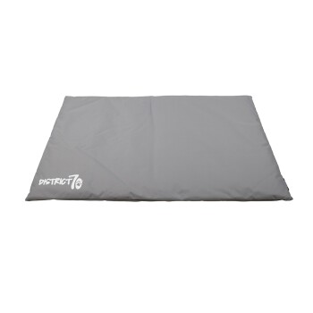 Graues Haustierbett mit dem Logo 'DISTRICT70', das in Weiß in der Ecke aufgedruckt ist, mit einem einfachen, flachen Design.