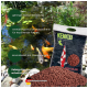 Kenkou Koi-Futterbeutel mit bunten Koi-Fischen in einem Teich; enthält Text über geringe Wasserverunreinigung, Zutaten wie Paprika und Insektenmehl.