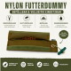 Olivfarbener Nylon-Futterdummy, gefüllt mit Trockenfutter, Reißverschluss und Klettklappe, Seil-T-Griff; sichtbarer Text 'NYLON FUTTERDUMMY' und 'BEFÜLLBAR & VIELSEITIG EINSETZBAR'.