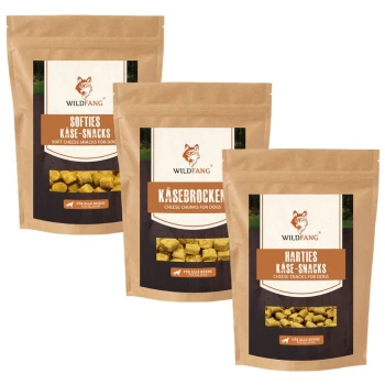 Drei Beutel Hundekäse-Snacks der Marke Wildfang, beschriftet mit "Softies Käse-Snacks", "Käsebrocken" und "Harties Käse-Snacks."