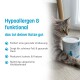 Grau-getigerte Katze mit Dose Katzenfutter, deutscher Text „Hypoallergen & funktional – das tut deiner Katze gut“