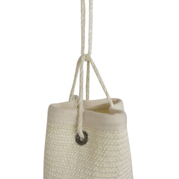 Een hangende beige speeltjeszak voor huisdieren van geweven stof, met een trekkoordsluiting en een metalen oog.