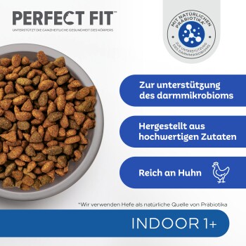 Kom met droog kattenvoer met brokjes, gelabeld 'Perfect Fit', met tekst over ondersteuning van de darmmicrobiota, hoogwaardige ingrediënten en kipinhoud.