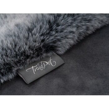 Nahaufnahme einer weichen, grauen Haustierdecke mit einem flauschigen Rand und einem Etikett, das 'TrendPet' liest.