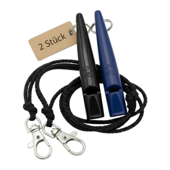 Zwei ACME-Pfeifen (schwarz und blau) an schwarzen geflochtenen Bändern mit silbernen Drehkarabinern, Pappetikett mit der Aufschrift '2 Stück'.