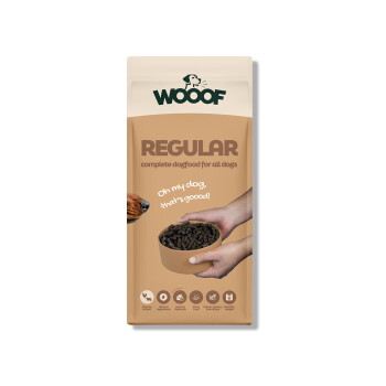 Hellbraune WOOOF-'REGULAR'-Hundefuttertüte, Hände halten Schüssel mit Kroketten, Hund schnuppert; Text 'Oh my dog, that's goood!'