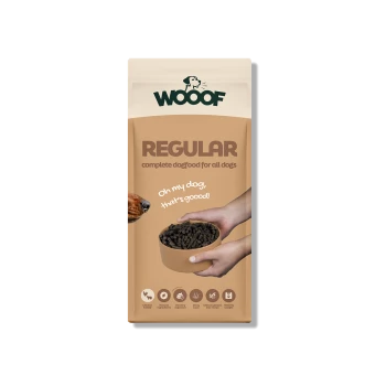 Hellbraune WOOOF-'REGULAR'-Hundefuttertüte, Hände halten Schüssel mit Kroketten, Hund schnuppert; Text 'Oh my dog, that's goood!'
