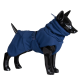 Ein schwarzer Hundemannequin, der eine blaue Haustierjacke trägt, zeigt eine enge Passform und ein hohes Kragen-Design.