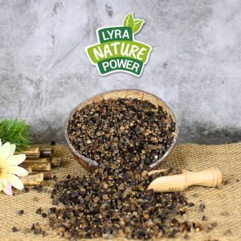 Eine Holzschale mit dunklen Samen steht auf Jute, mit einigen verschütteten. Ein Schaufel liegt daneben, und ein "LYRA NATURE POWER" Logo ist darüber.