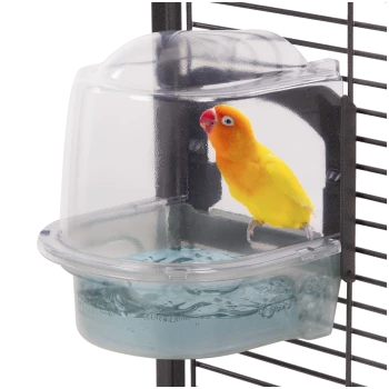 Ein lebhaft gelber Vogel, der in einer klaren Wasserschale sitzt, die an einem schwarzen Vogelkäfig befestigt ist, mit Wasser, das in der Schale sichtbar ist.