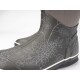 Schwarze Gummistiefel mit floralem Muster und grauem Stoffoberteil, mit einer weißen Sohle und komplizierten Blumendesigns.