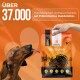 Ein brauner Hund mit herausgestreckter Zunge schaut auf einen Beutel "TRUTHAHN Superfood" Hundefutter, bei dem Pute die Hauptzutat ist.