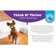 Ein glücklicher Hund mit langen, schlaffen Ohren springt in einem Wohnzimmer und hält ein grünes Spielzeug im Mund. Der Text lautet: "Think N' Thrive™ Hier ist die Neuigkeit."