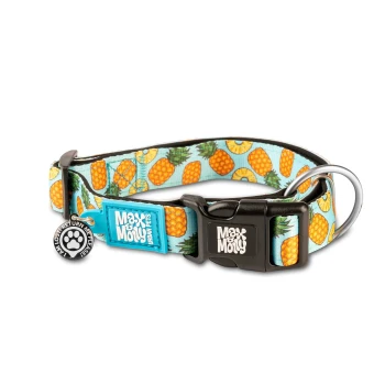 Blaues Hundehalsband mit Ananas-Muster, schwarzer Schnalle, Metallring und „Max & Molly Urban Pets“-Logoanhängern.