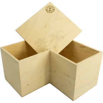 Eine Holzaufbewahrungsbox für Haustiere mit abnehmbarem Deckel, mit einem gravierten Design von Palmen und einem Logo auf der Oberseite.