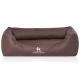 Braunes, gesteptes Kunstleder-Hundebett mit erhöhten Bolstern, weißem KNUFFELWUFF-Schriftzug und Hundelogo.