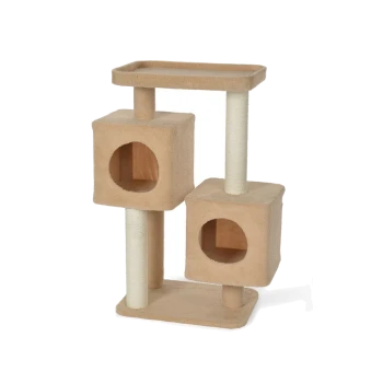 Katzenbaum mit zwei würfelförmigen Verstecken und einer oberen Plattform, mit einem weichen beigen Stoff und sisalumwickelten Kratzpfosten.