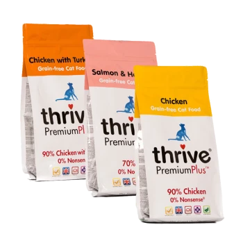 Drei Beutel Thrive PremiumPlus getreidefreies Katzenfutter: Huhn mit Truthahn, Lachs & Hering und Huhn, mit hohem Proteingehalt.