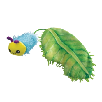 Un jouet chenille en peluche coloré avec un visage souriant, un corps bleu duveteux et des antennes violettes, à côté d'un grand jouet en forme de feuille verte.