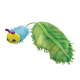 Un jouet chenille en peluche coloré avec un visage souriant, un corps bleu duveteux et des antennes violettes, à côté d'un grand jouet en forme de feuille verte.