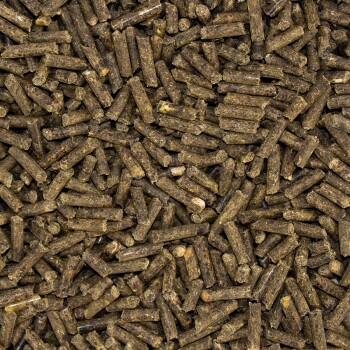 Nahaufnahme von dunkelbraunen Haustierfutterpellets, die ihre zylindrische Form und strukturierte Oberfläche zeigen, geeignet für kleine Tiere.