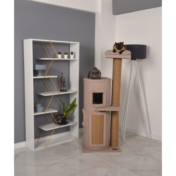 Ein beiger Kratzbaum mit zwei entspannten Katzen und einem modernen weißen Bücherregal mit Dekoration und Pflanzen im Hintergrund.