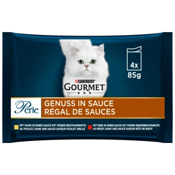 Verpackung von Purina Gourmet Katzenfutter mit einer weißen Katze, mit "Genuss in Sauce" und "Régal de Sauces" für Huhn- und Rindfleischgeschmack.