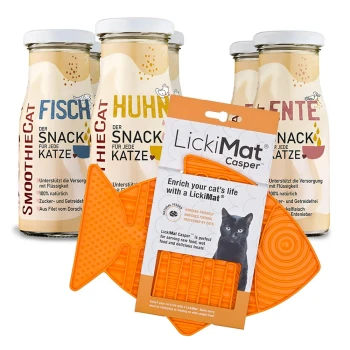 Katzensnacks und eine orangefarbene LickiMat. Drei "SmoothieCat"-Flaschen mit Fisch-, Huhn- und Entengeschmack für eine bereicherte Fütterung.