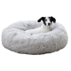 Ein gemütliches, flauschiges graues Hundebett mit einem kleinen Hund, der darin ruht, das seine weiche Textur und runde Form zeigt.