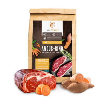 Eine Tüte Wildfang-Hundefutter mit der Aufschrift "ANGUS-RIND mit Süßkartoffel & Karotte", mit frischen Stücken von Angus-Rindfleisch, Süßkartoffeln und Karotten.