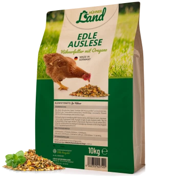 Braune Henne, die neben einem Haufen Hühnerfutter auf einem Sack mit der Aufschrift "Hühner Land Edle Auslese Hühnerfutter mit Oregano," 10kg steht.