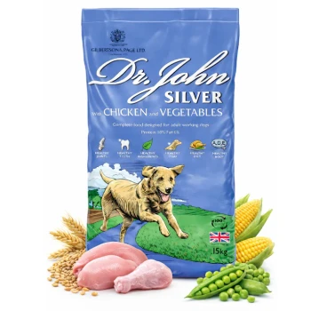 Blaue Tüte von Dr. John Silver Hundefutter mit Huhn, Gemüse, einer laufenden Hundillustration, 18% Protein, 6% Fett und Gesundheitsicons.