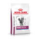 Eine Tüte Royal Canin Veterinary Renal Special Katzenfutter mit einer Illustration einer grauen getigerten Katze und einem roten Kronenlogo.