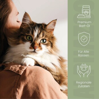 Katze mit grünen Augen, die auf der Schulter einer Person ruht, neben dem Text: Premium Barf-Öl, Für Alle Rassen, Regionale Zutaten.